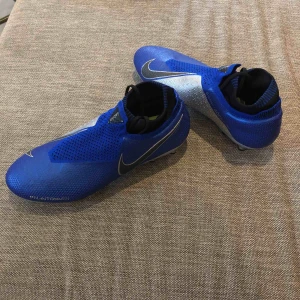  - Säljer mina HELT OANVÄNDA nike phantom skor pga en storlek för liten (storlek 43). Rek pris 2749 som ses i bild 2