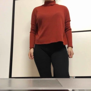  - Gullig tröja med turtle neck, använd ett bra antal gånger men är i fint skick. Passar XS-S, den är inte tight som ni kan se på bilden😆 passar super bra till kjolar 