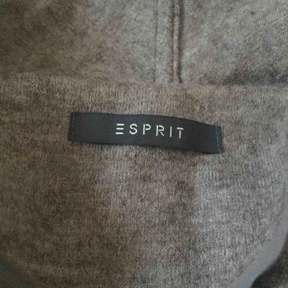 Snygg koftaliknande jacka från Esprit. Grå och varm då den innehåller ull.. Jackor.
