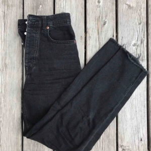  - Svarta mom-jeans från hm.  Köparen står för frakt (: