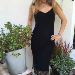  - Snygg klänning i lite plisserat tyg från hm trend med spets nedtill, den är fodrar och i fin kvalitet 🌈