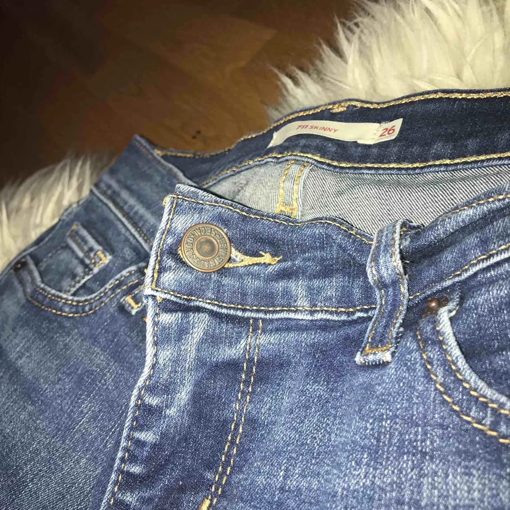 Säljer mina Levis jeans, i modellen 711 skinny. Dom är i en fin blå färg och har inga slitningar eller fläckar. Dom är knappast använda. Ny pris är 999 kronor. . Jeans & Byxor.