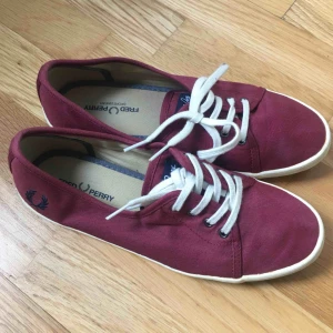  - Fred Perry mörkröda trainers i bomull 