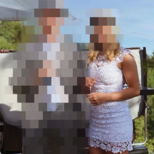  - Superfin klänning från guess som passar perfekt till studenten! I storlek S. Använd endast en gång, och det var på min student  Nypris 1500kr  Kan mötas upp i Stockholm eller skicka mot frakt. 