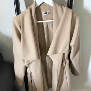  - Beige kappa. Använd 4 gånger. 