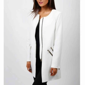  - Vit kappa från DM retro. Samma kappa som på första bilden men med silvriga detaljer. Sparsamt använd! Nypris 999kr