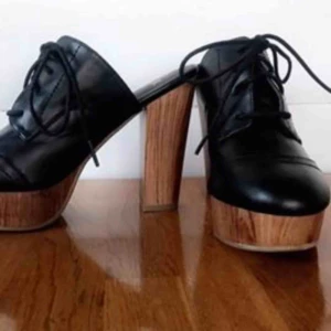  - Svarta klackskor. Aldrig använda då jag pga sjukdom inte klarade av att gå i dem när de inte har någon hälrem. rätt små och skulle nog passa en med storlek 36 utmärkt.  100kr eller bud. 