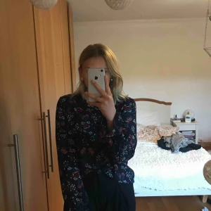  - Blommig tröja från ginatricot i storlek 42, används inte då jag aldrig har på mig blommar. Använd max tre gånger. Frakt tillkommer!