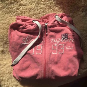  - Mysigt material!!  Lexington huvtröja i storlek XS men jag är en S den passar bra!