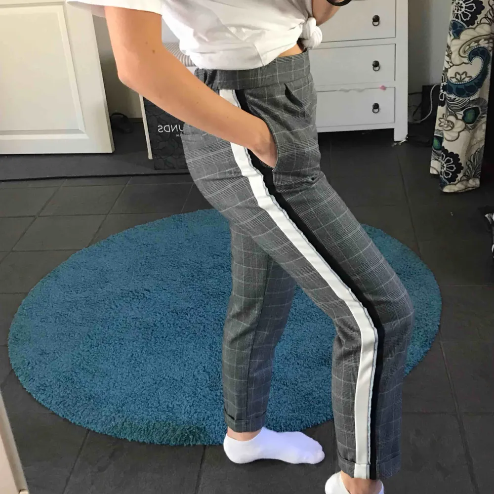 Snygga rutiga kostymbyxor med ett vitt, tunt ljusblått och svart sträck på sidan av benen. Från zara och är använd fåtal gånger och därför i ett bra skick . Jeans & Byxor.