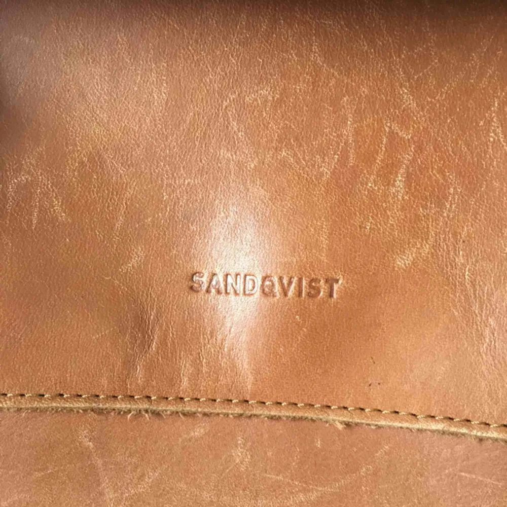 One of Sandqvist most classic models. Big room for stuff. Durable leather quality. Multiple layers and pockets. Posten +80kr. Väskor.
