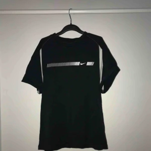  - Säljer denna super snygga t-shirt från Nike. Den är aldrig använd, utan har endast provats och är i storlek L så den sitter lite oversized på mig som vanligtvis har XS. Köparen står för frakten men kan eventuellt mötas upp i centrala Stockholm :) 