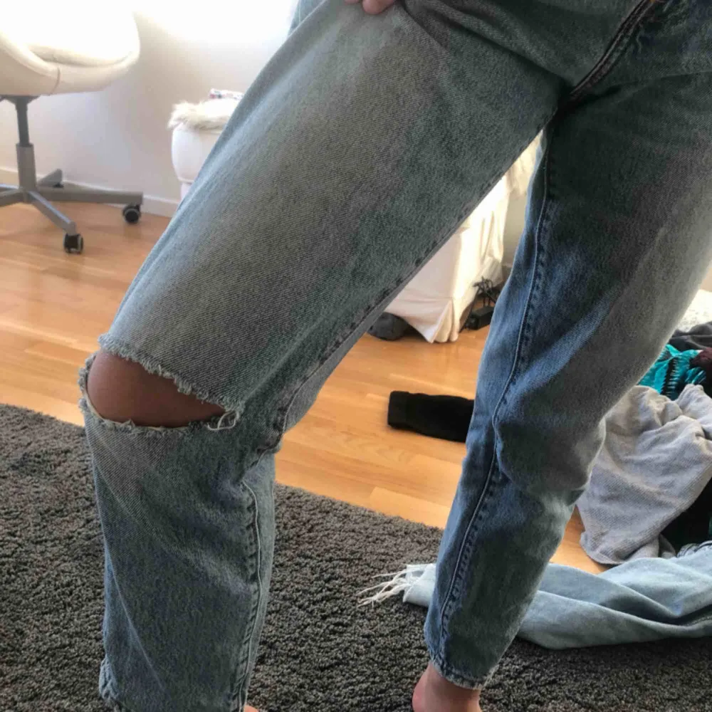 Ljusblåa jeans från H&M, med ett hål på ena knät. Byxans längd är ner till ungefär ankeln. Använda sparsamt:). Jeans & Byxor.