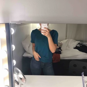  - Aldrig använd T-shirt med urringad bak. Storlek S. Köparen står för frakt, 39kr.