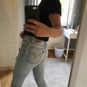  - Min Levis 501 kommer inte till användning längre!! Köpte de för två år sedan för 1250kr. Fortfarande fina, men har ett hål se på bild därav priset. 