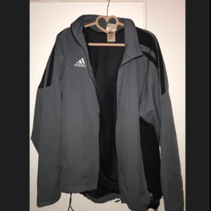  - Adidaströja köpt secondhand. Tror den är gjord för att vara överdragströja så den funkar jättebra att använda som jacka när det inte är så kallt.