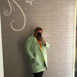  - En mintgrön kappa från monki i strl XS. Välanvänd! Knapparna är lite sönder men lätt att fixa. Lite nopprig runt om