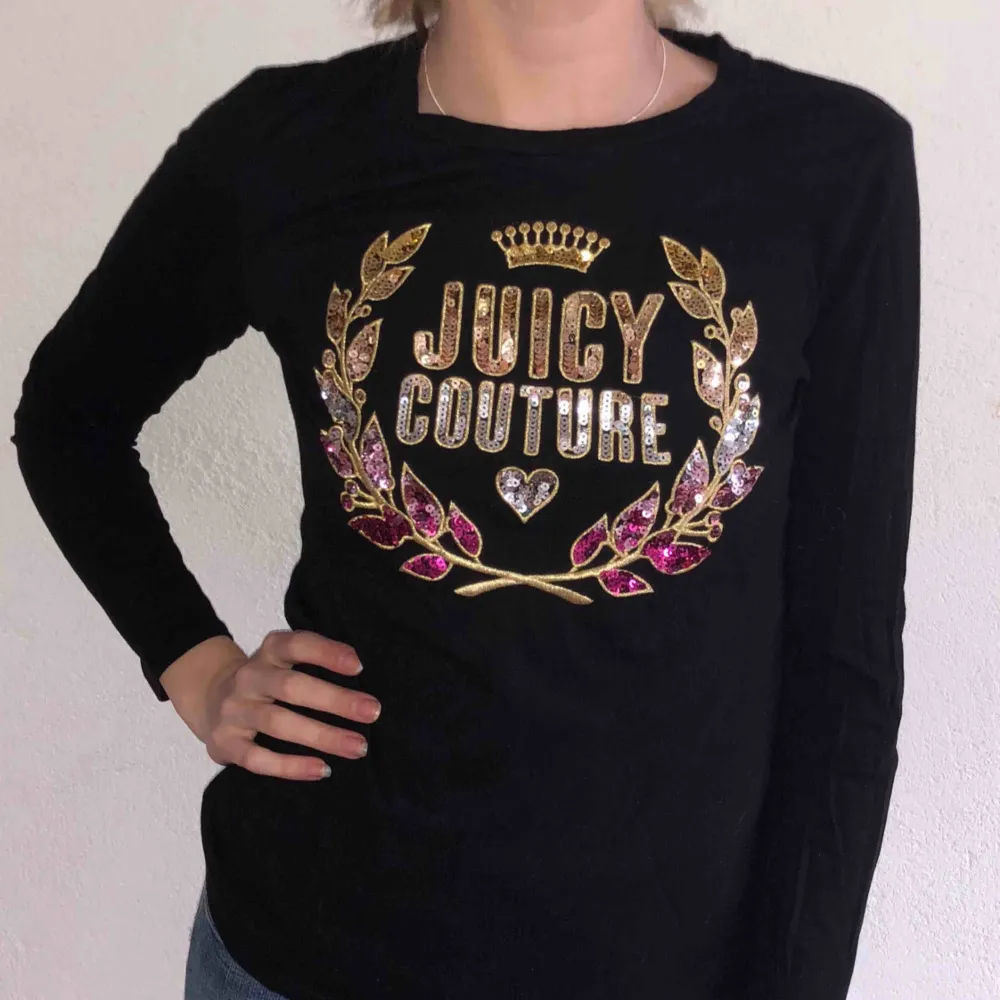 Långärmad t-shirt ifrån Juicy couture, använd en gång. Var någon slags limited edition, kostade 1200 ny. Den har massor av paljetter som glittrar sjukt mycket! . T-shirts.
