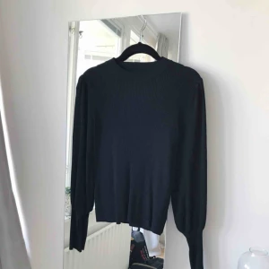  - Ribbad topp från Zara i storlek S med lite puffärm och avsmalnande ärmslut. Aldrig använd! Frakt ingår. 