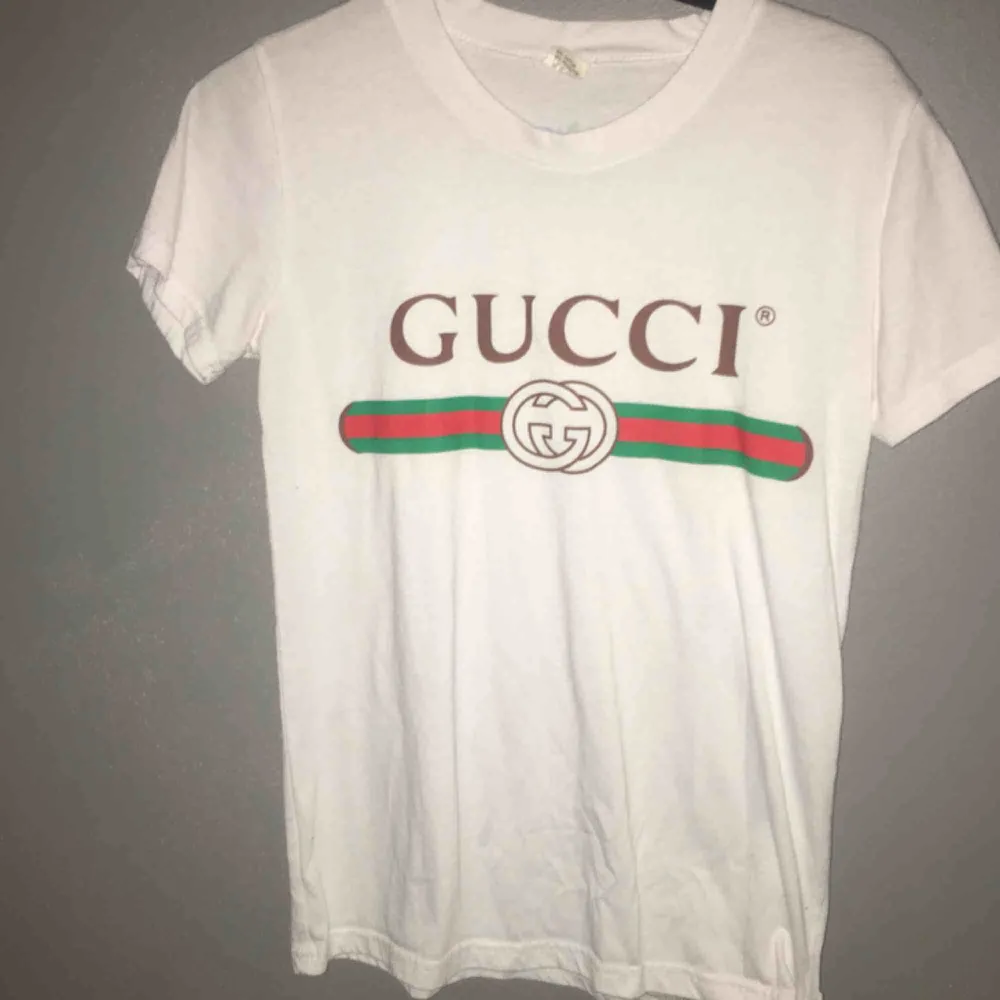 Fake Gucci . T-shirts.