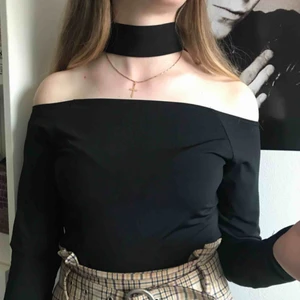  - Off shoulder-tröja med halsspänne🦇 fet tröja som jag säljer pga för stor. Köpt på bik bok och är endast använd fåtal gånger. Najs tyg 