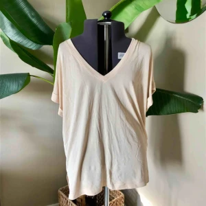  - Snygg oversize tisha med urringning!