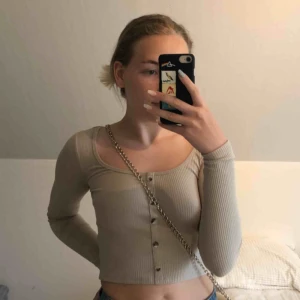  - Snygg beige ribbad tröja från Gina Tricot! Den har knappar längs med mitten. Använd 1 gång!  Köparen står för frakten 🦋