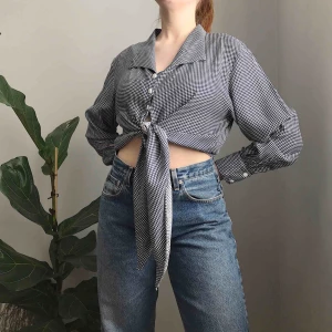  - Otroligt fin blus från Lindex i blått och vitt som knyts framtill • storlek 42 men bör passa 36-42 (jag har vanligtvis storlek 36-38) • i väldigt fint skick och mjukt material ☁️Frakt tillkommer☁️