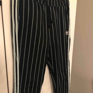  - Skit snygga Adidas byxor. Lite kostym byxor fit. Köpta ifrån Junkyard för några månader sen. Köpte dom i en för liten storlek och skicka aldrig tillbaka dom. Ny pris 699:-  