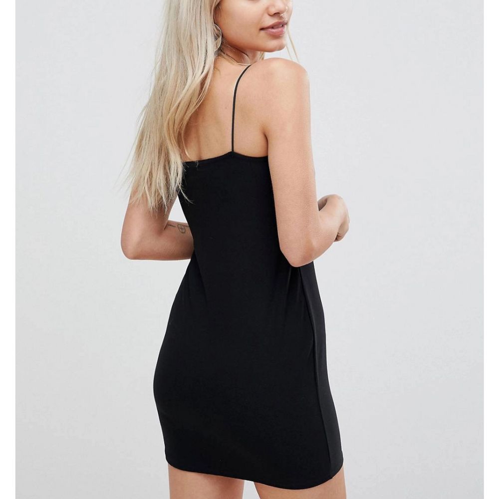 Säljer denna helt nya klänning med slits köpt från asos. Missade när jag köpte att den är i en kollektion för kortare så den är alldeles för kort på mig som är 170, passar perfekt om du är runt 150/60!. Klänningar.