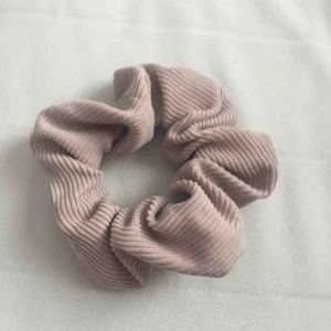  - snygg askrosa scrunchie 