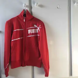 Snygg Puma-zipper i storlek S. Kan mötas upp i Umeå. Om annan stad tillkommer frakt. Endast swish :) 