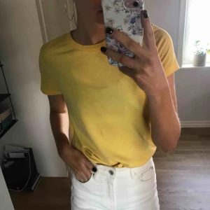  - gul tshirt ifrån bikbok! lite genomskinlig, kolla bild 1. endast swish & frakt tillkommer!