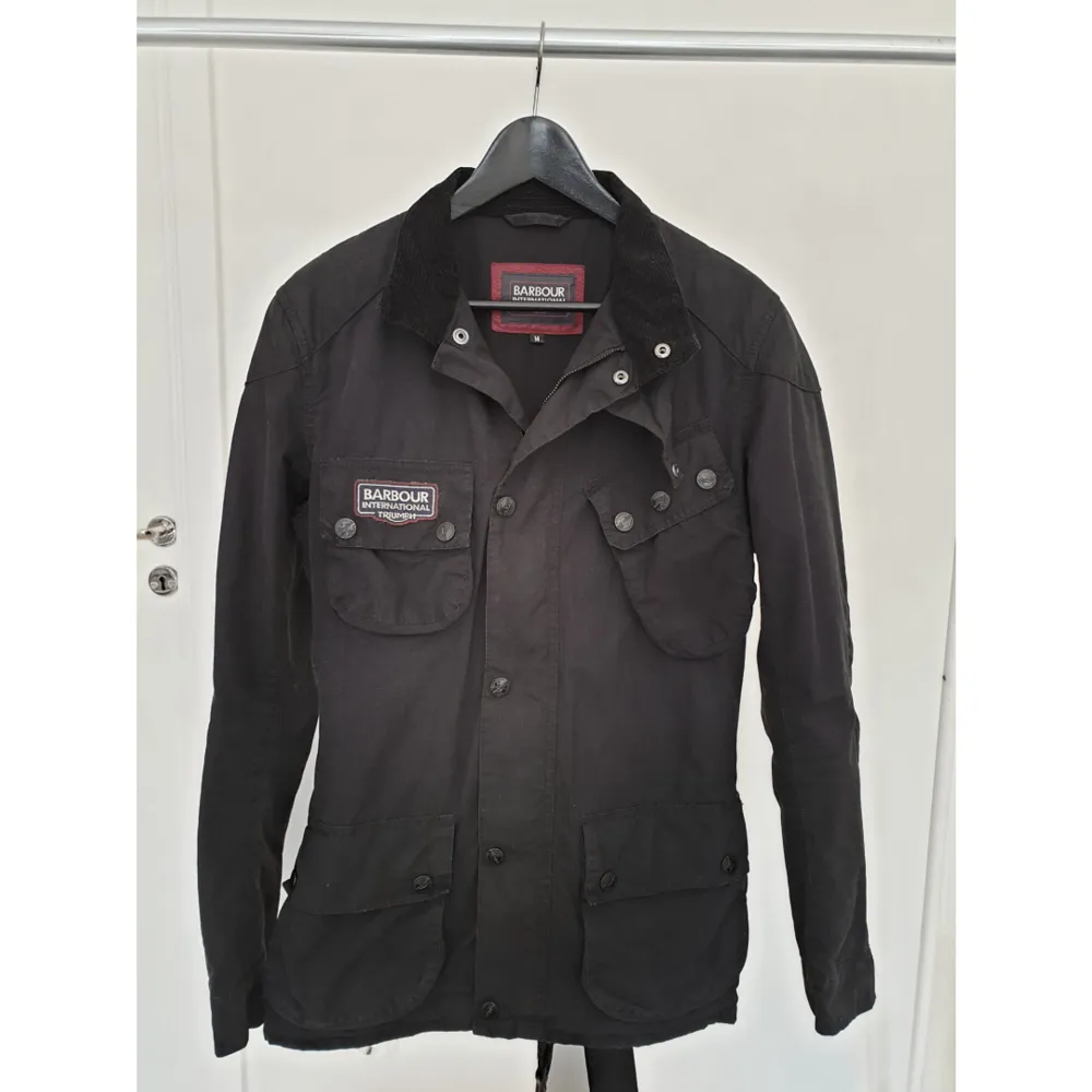 Men's slim fit Barbour International Triumph limited edition wax jacket, size M. Color is black. Used max 10 times. Like new.. Jackor.