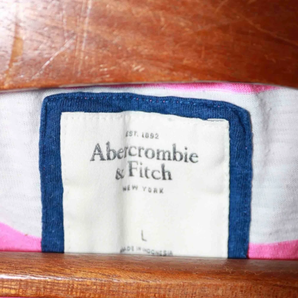 Super söt rosa och vit randig Abercrombie & Fitch magtröja. Har ett litet hål i ryggen som knappt syns. Skick 8/10  Storlek L men känns som ca S   Köparen står för eventuell frakt💕💕. T-shirts.