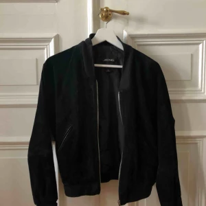  - Svart mockajacka från monki som tyvärr inte kommer till användning längre. Kan mötas upp i Gbg, annars tillkommer frakt✨