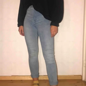  - Ljusblå jeans från HM som används fåtal gånger. Är i storlek 38 men sitter som 36. Frakt ingår i priset 🦋