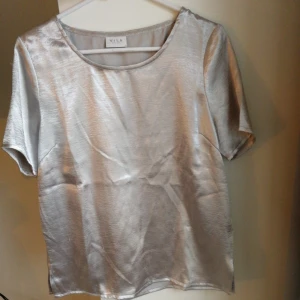  - Silvrig t-shirt/blus. 