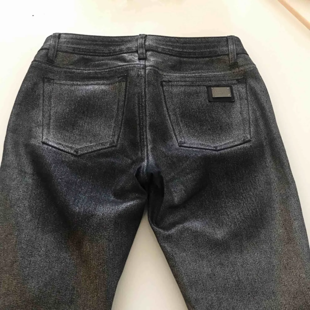 Svart metallic jeans . Jeans & Byxor.