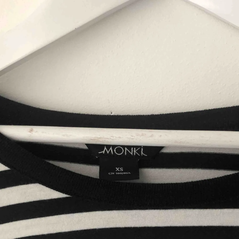 Säljer denna svartvita tröja ifrån Monki pågrund av att den ej kommit till användning. Frakt tillkommer, hör av er om ni är intresserade💓💕💞. Tröjor & Koftor.