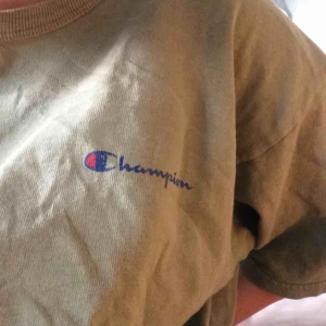  - Champion tshirt i storlek XL, passar oversized på mindre storlekar