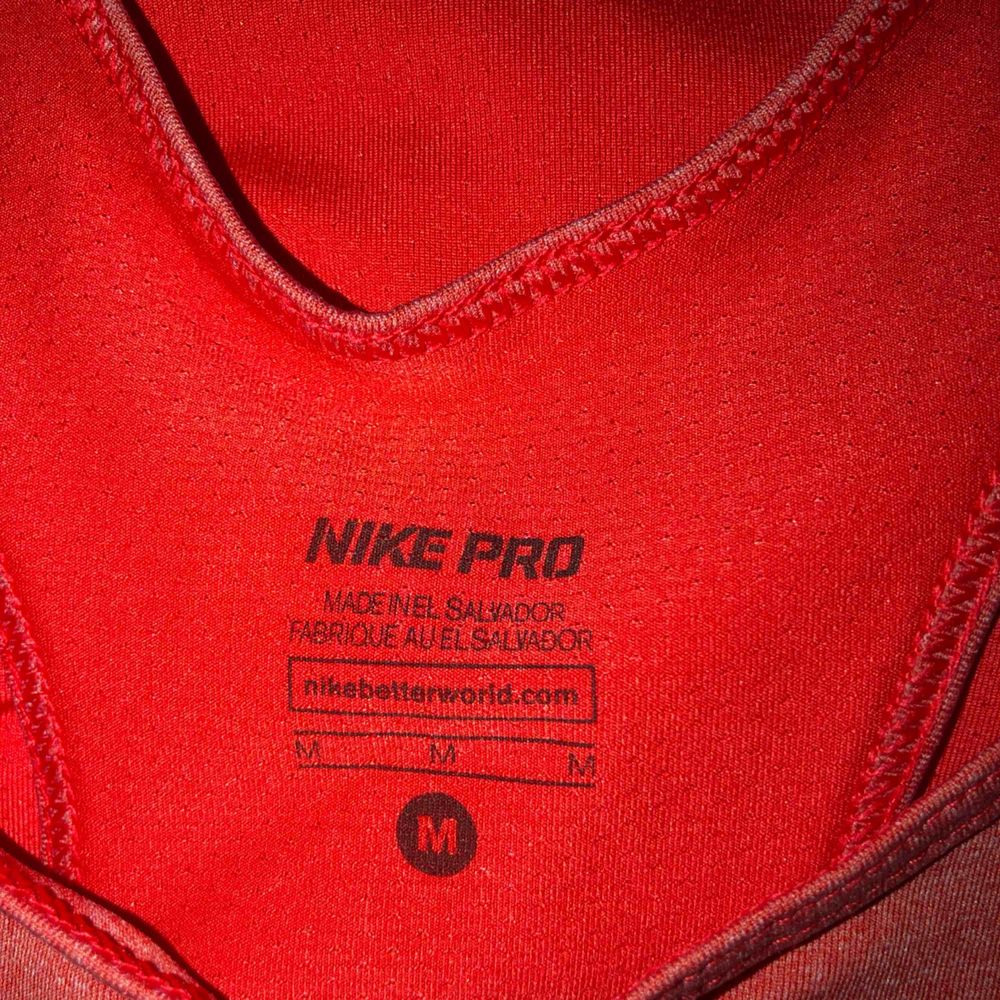 Röd/orange träningslinne från Nike, fint skick! Använd fåtal gånger!🧘🏼‍♂️ Köparen står för frakten, frakt 42kr! Pris kan diskuteras. Huvtröjor & Träningströjor.