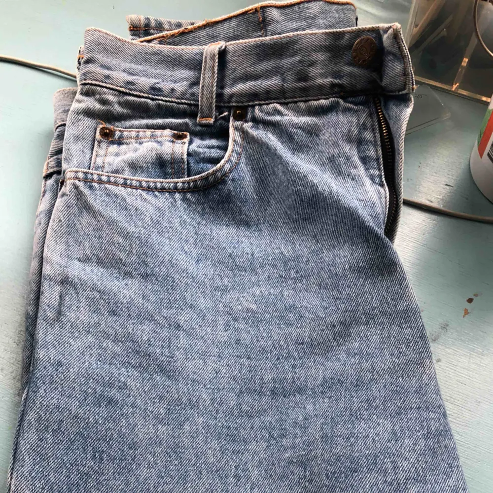 Skit snygga ljusblåa momjeans som jag målat själv💕 kan såklart tvättas i maskin. Jeans & Byxor.