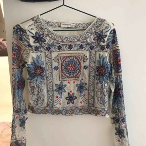  - Topp med broderier och pärlor från zara. Meshtyg i ryggen. Ganska croppad.
