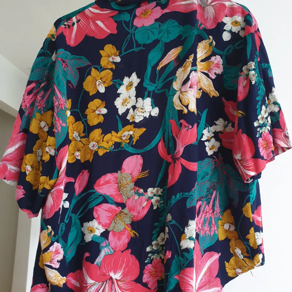 Fin vintage blus/skjorta med tropisk mönster  storlek S-L. jag har storlek xs-s på bilden. fint att ha på sig med ett par jeans eller öppet som en kimono. Kan skickas annars finns i Malmö. Toppar.
