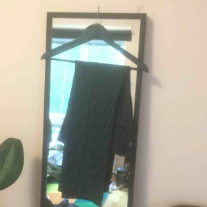  - Svarta, lite raka, kostymbyxor byxor med kritränder. i barnstolen (136) men fungerar som XS🌟