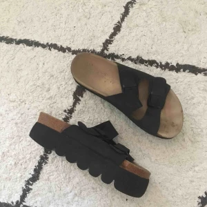  - ”Birkenstock” med platå (ca 5 cm) från märket Naturform. Använda men i bra skick! Passar bra till allt! 