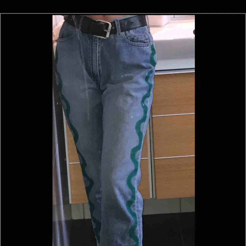 Jeans köpta second hand som jag sedan målat på. Skulle säga att midjan passar strl 24 eller 25. Jeansen har en rosa tyggrej (foto 3) vid midjan som går att täcka med skärp om man vill. . Jeans & Byxor.