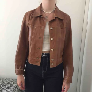  - Brun skinnjacka köpt vintage! Köparen står för frakt annars kan jag mötas upp i Stockholm, helst Södermalm!
