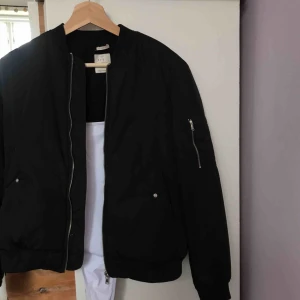  - Svart bomberjacka från Zara, väldigt fint skick då den knappt är använd 🌸 skickar gärna fler bilder om du vill!